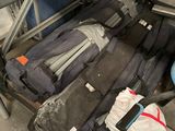 de nombreux bagages posés par terre dans le garage