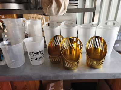 Présentoirs bouteilles et pichets.