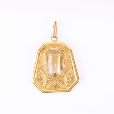 un pendentif en or jaune orné d'un quartz vert facetté au centre