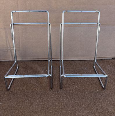 deux chaises assises l'une à côté de l'autre sur le sol