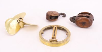 trois boutons en laiton et en bois et un anneau en laiton