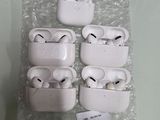 Plusieurs AirPods sont emballés dans du plastique transparent sur une table