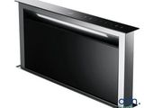un gros plan d'un four de cuisinière avec la porte ouverte