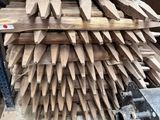 plusieurs morceaux de bois empilés les uns sur les autres sur une palette