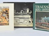 trois livres posés sur une table