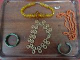 un plateau sur lequel sont disposés plusieurs bijoux