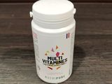 un flacon de vitamines posé sur une table en bois