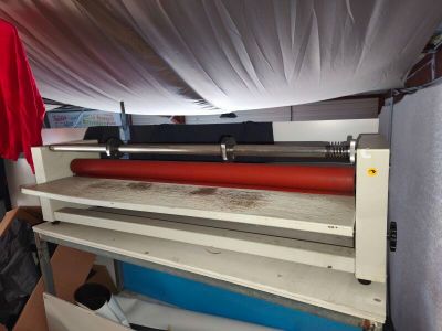 une image représentant une machine sur laquelle est posée une feuille de papier