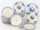 beaucoup d'assiettes bleues et blanches sur une table blanche