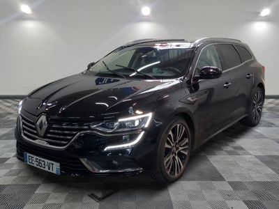 la voiture noire est garée sur un sol en damier dans le garage
