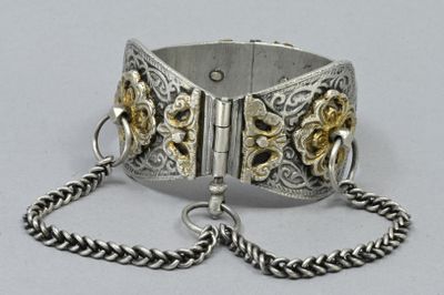 bracelet en argent et en or avec une chaîne et un fermoir