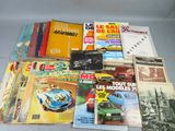 quelques livres sont empilés les uns sur les autres sur une table