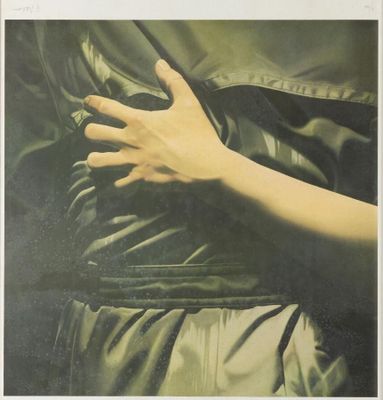 tableau représentant la main d'une femme qui se détache derrière un tissu vert