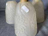 trois vases en verre posés sur un tissu gris