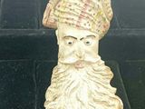 une statue représentant un homme portant un chapeau et une barbe