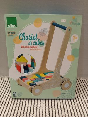 un gros plan sur une boîte contenant un jouet, posée sur une table