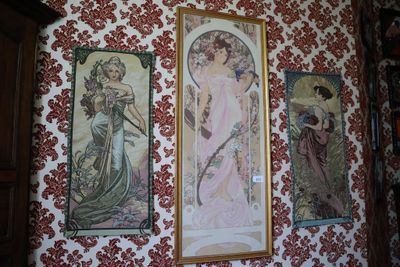trois tableaux accrochés au mur d'une pièce