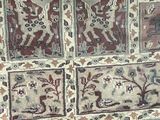 un gros plan d'un tapis orné de nombreux motifs différents