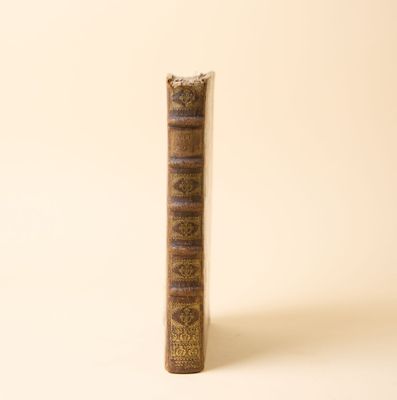 un vieux livre posé sur une table