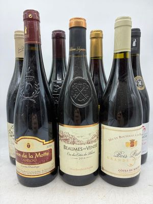 six bouteilles de vin sont alignées sur une table