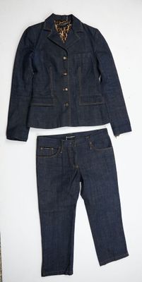 une veste et un pantalon en jean avec des doublures à imprimé léopard, suspendus à un cintre