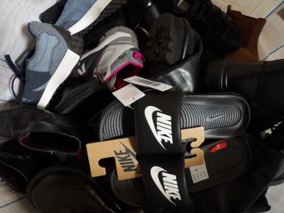 1/2 palettes de plus de 25 paires de chaussures NEUFS et occasion - Fe - Photo 1