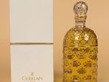 un flacon de parfum posé à côté d'une boîte sur une table