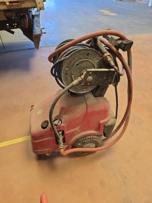 une machine posée à même le sol dans un bâtiment