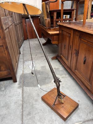 une lampe posée sur un socle en bois dans une pièce
