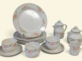 beaucoup de vaisselle et de tasses sur la table