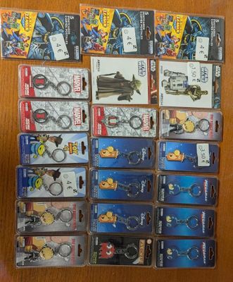 65 / Lot de 21 produits comprenant : 16 porte‑clés (On…