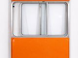 une fenêtre murale de couleur orange à deux vitres