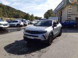 un SUV argenté garé devant un bâtiment