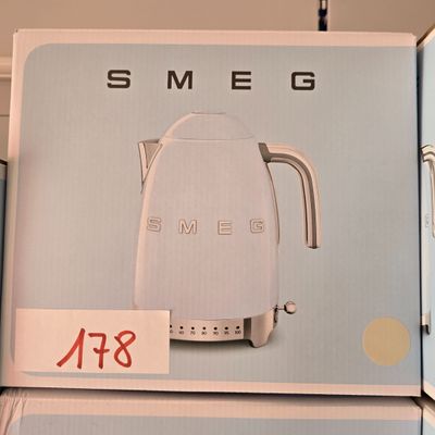 un carton de bouilloires Smeg exposé dans un magasin