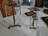 une table sur laquelle se trouvent de nombreux objets