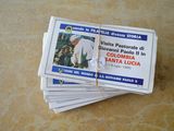 une pile de journaux posée sur une table