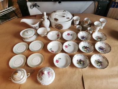une table sur laquelle sont disposés de nombreux assiettes et bols différents