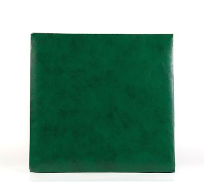 un carnet en cuir vert avec une page blanche sur la couverture
