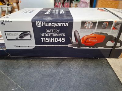 une boîte contenant un taille-haie à batterie posée sur une table