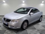 La Volkswagen Jetta argentée est garée sur un sol en carrelage à damier.