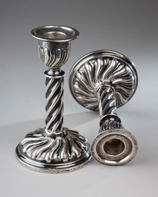 paire de bougeoirs en argent ornés d'un motif torsadé à chaque extrémité