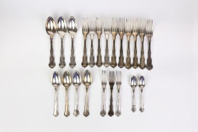 beaucoup de cuillères et de fourchettes en argent sur la table