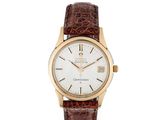 une montre de ville pour homme, avec cadran blanc et bracelet en cuir marron