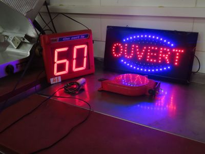 une horloge rouge et bleue et une autre horloge rouge et bleue posées sur une table