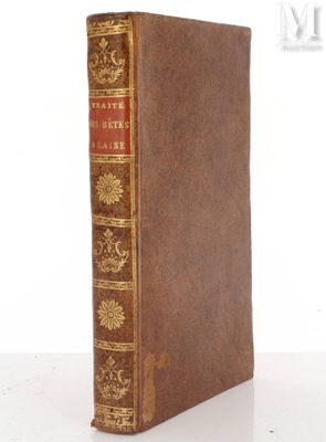 un vieux livre posé sur une table à côté d'un fond blanc