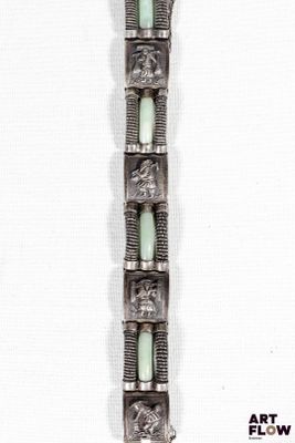 une photo d'un bracelet orné de perles vertes