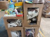 un carton contenant tout un tas d'objets