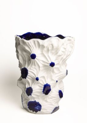 Laurent SEBES (né en 1959). Vase en porcelaine blanche et ém…