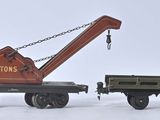 deux petits trains miniatures posés sur une surface blanche