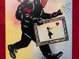 graffiti représentant un homme portant une photo encadrée d'une personne tenant un ballon en forme de cœur